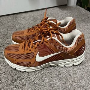 Mens Nike  vomeros White Athletic Shoes used in good condition no box